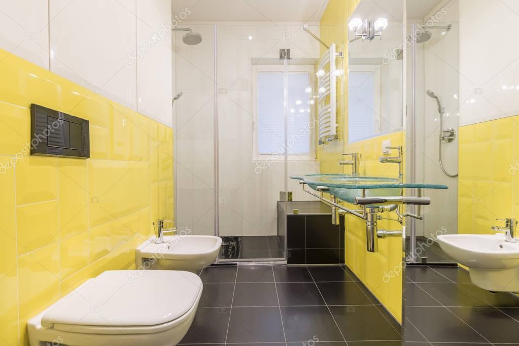 Azulejos amarillos baño | Cuarto de baño con azulejos amarillos — Foto