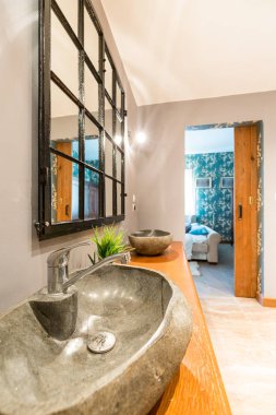 Taş lavabo ve banyo aynada