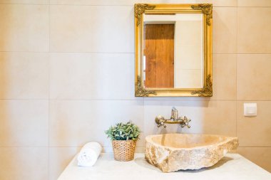 Taş lavabo ve banyo aynada