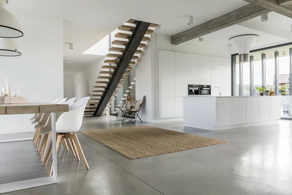 Apartamento com piso aberto com escadaria — Fotografia de Stock