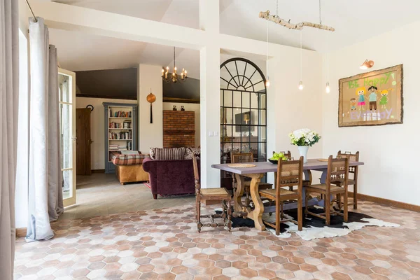 Intérieur rustique avec table en bois — Photo