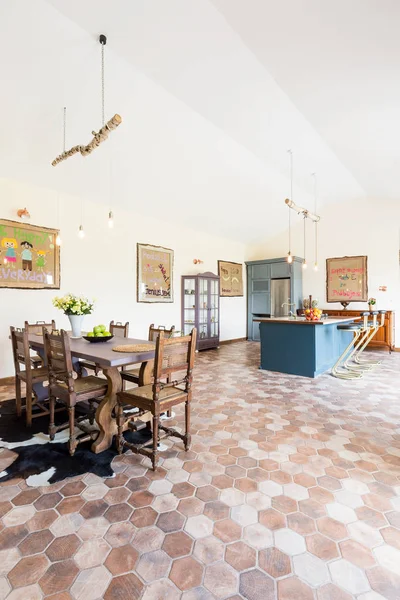 Ruang makan berkarat dengan dapur — Stok Foto