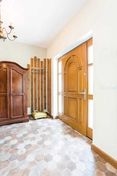 Hall com porta e guarda-roupa — Fotografia de Stock