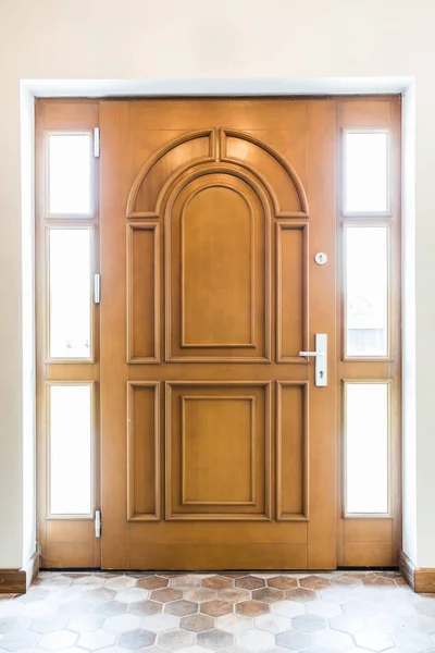 Wooden entrance door — Stock Photo, Image