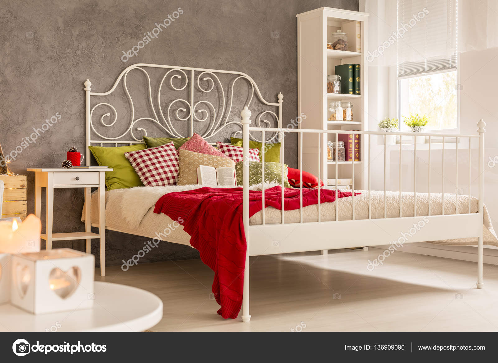 Szoba, ágy, könyvespolc — stock fotó © photographee.eu #136909090
