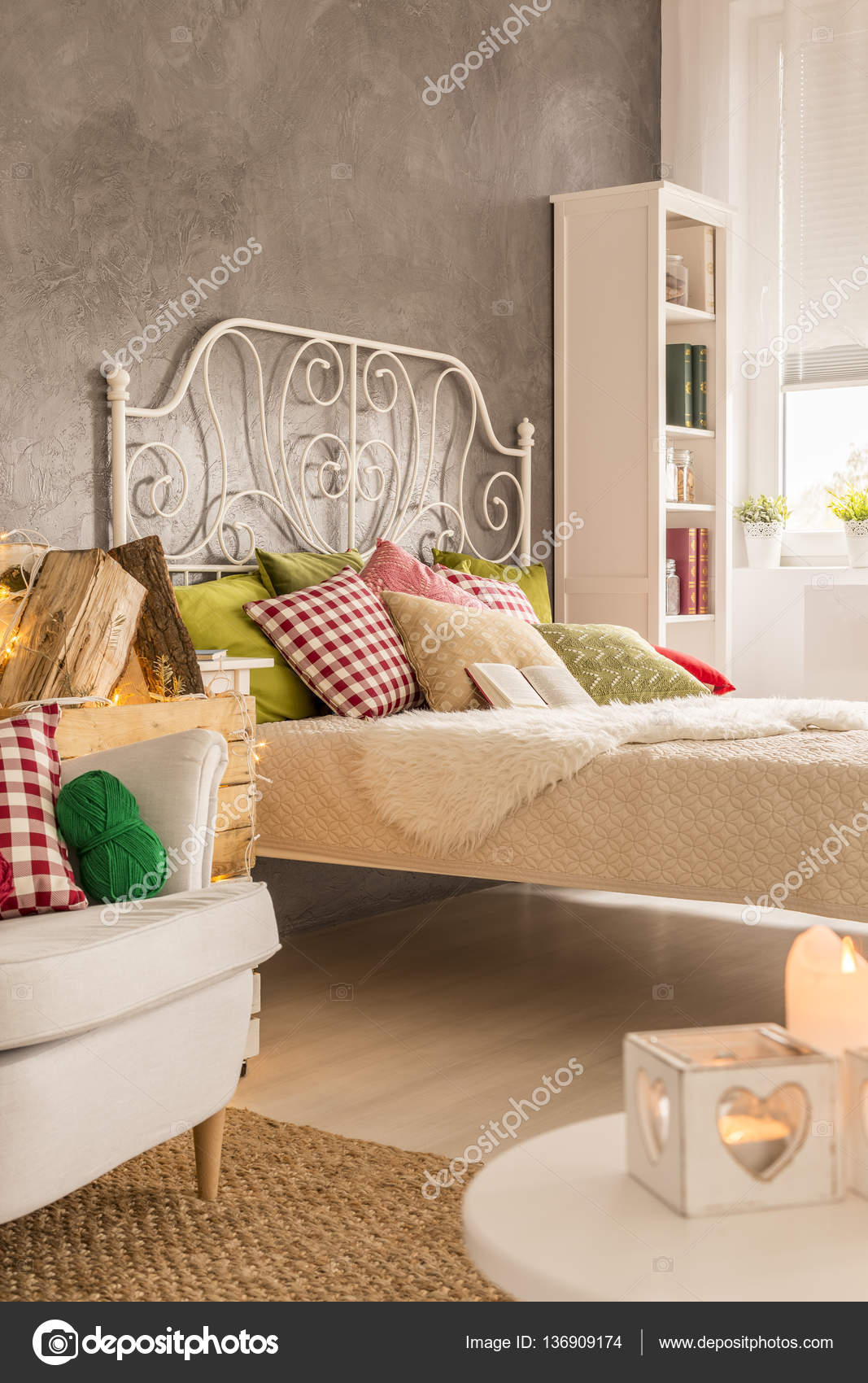 https://st3.depositphotos.com/2249091/13690/i/1600/depositphotos_136909174-stockafbeelding-slaapkamer-met-witte-meubels.jpg
