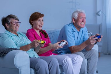 Yaşlı çift ve oynarken caregiver