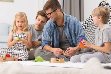 Oturma odasında oynarken aile