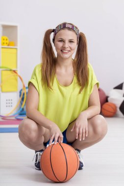 gülümseyen basketbolcu