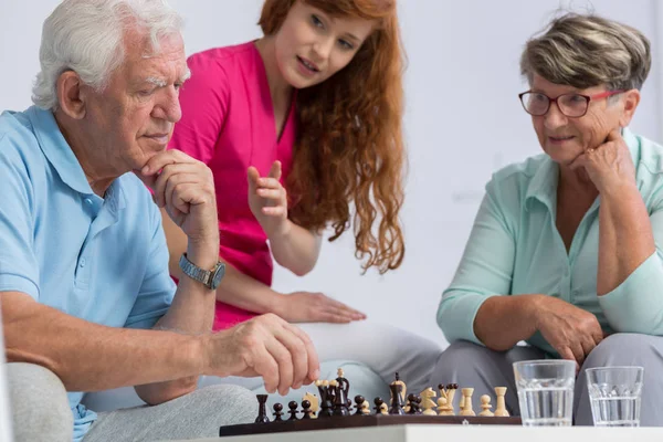 Couple âgé jouant aux échecs — Photo