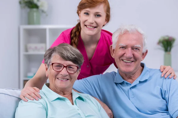 Altenpfleger und Ehepaar — Stockfoto