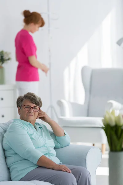 Mujer mayor en un asilo de ancianos — Foto de Stock