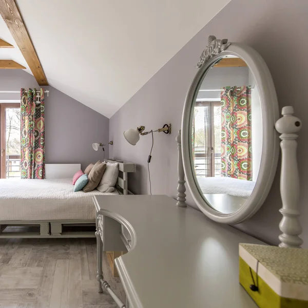 Dormitorio gris con cama y espejo —  Fotos de Stock