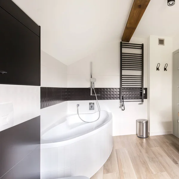 Сучасна ванна кімната з великою ванною — стокове фото