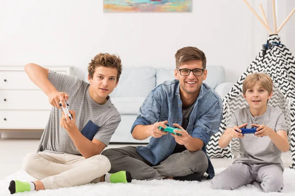 Jogar jogos de vídeo — Fotografia de Stock