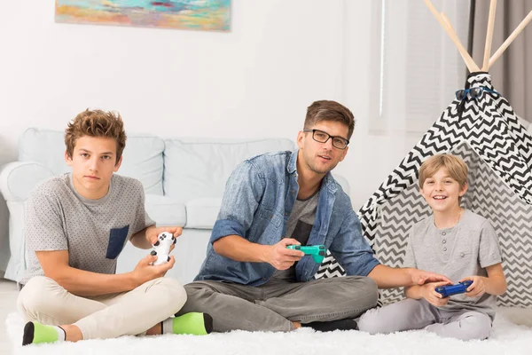 Boys playing video games with dad — Stock Photo, Image
