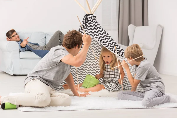 Niños jugando en tienda — Foto de Stock