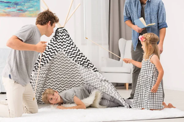 Familia jugando en el salón — Foto de Stock