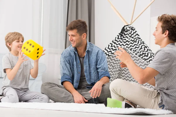 Papá jugando con los hijos — Foto de Stock