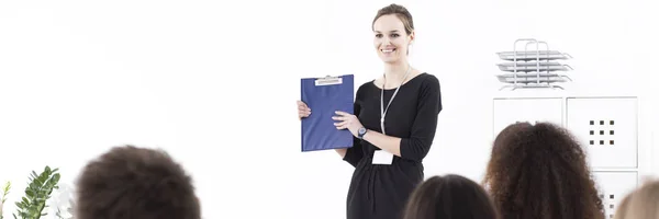 Mujer joven presentando estrategia de empresa — Foto de Stock