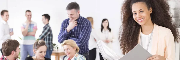 Mujer de negocios elegante de piel oscura — Foto de Stock