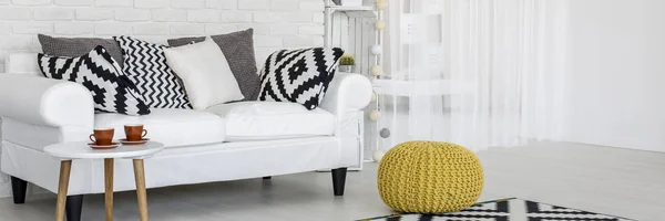 Bílá pohovka v moderním interiéru — Stock fotografie