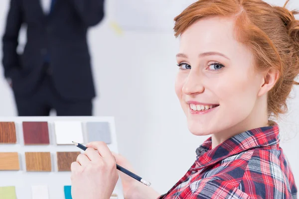 Leende desiner med färgväljaren — Stockfoto