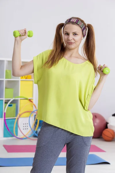 Mujer sosteniendo pesas — Foto de Stock