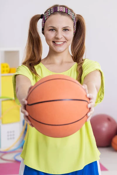 Vrouw bedrijf basketbal — Stockfoto