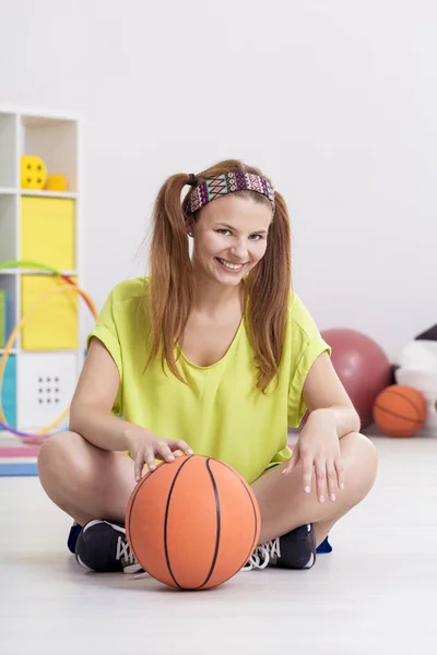 Vrouw in een sportschool — Stockfoto