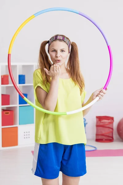 Kobieta z hula hoop — Zdjęcie stockowe