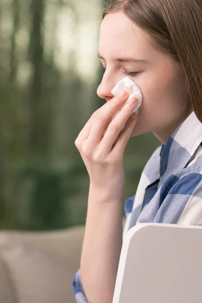 Ragazza asciugare lacrime con tessuto — Foto Stock