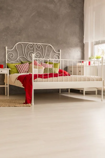 Спальня з дерев'яними підлоговими панелями — стокове фото