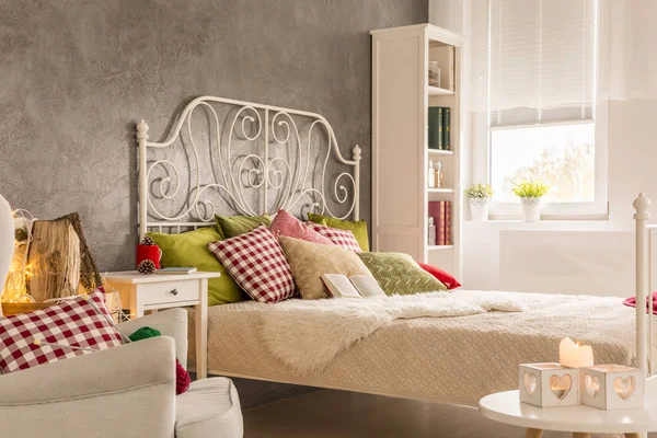 Yatak odası ve yan sehpa