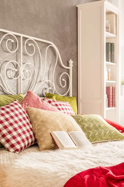 Yatak ile dekoratif yastıklar