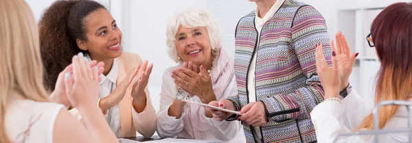 Ottimistiche donne eleganti applaudono — Foto Stock