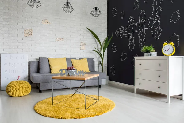 Kamer met sofa en dressoir — Stockfoto