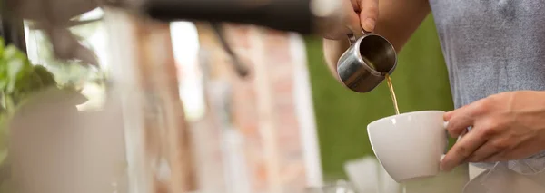 Barista derramando café em uma xícara — Fotografia de Stock