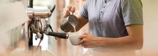 Barman preparare il latte accanto alla macchina — Foto Stock