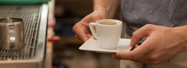 Espresso kopje barman bedrijf — Stockfoto