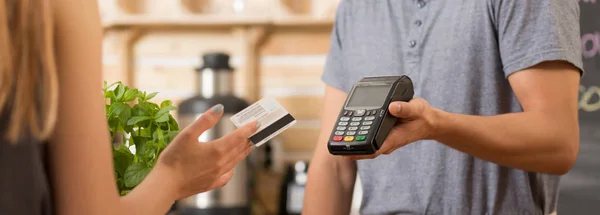 Woman paying with debit card — Stock Photo, Image