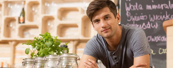 Jonge man aan het werk in restaurant — Stockfoto