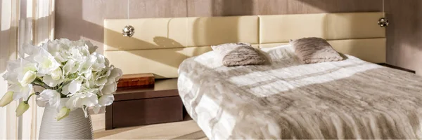 Двуспальная кровать с мягкой подголовником — стоковое фото
