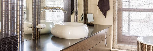 Ванная комната с зеркалом и раковиной — стоковое фото