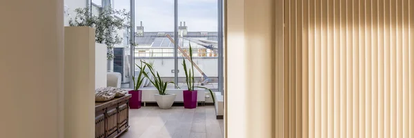 Beige villa interiör med fönster — Stockfoto