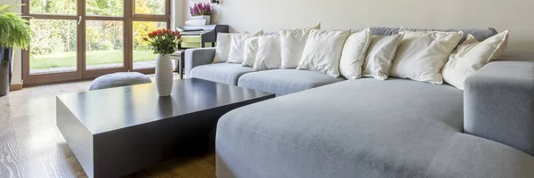 Kamer met extra grote sofa — Stockfoto