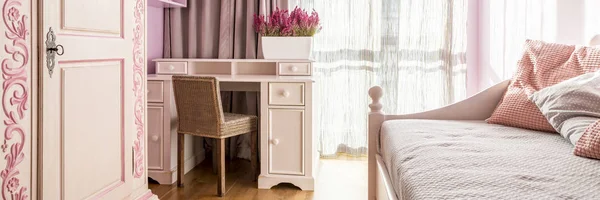Quarto rosa elegante com cama — Fotografia de Stock