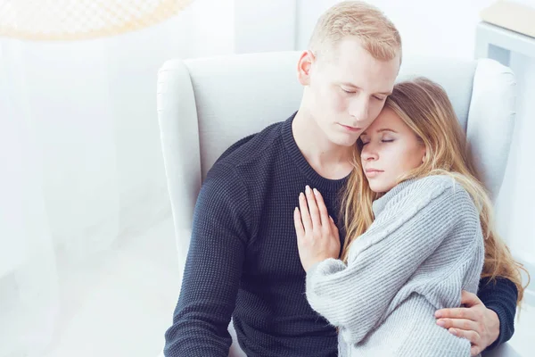 Mujer durmiendo en el pecho del hombre — Foto de Stock