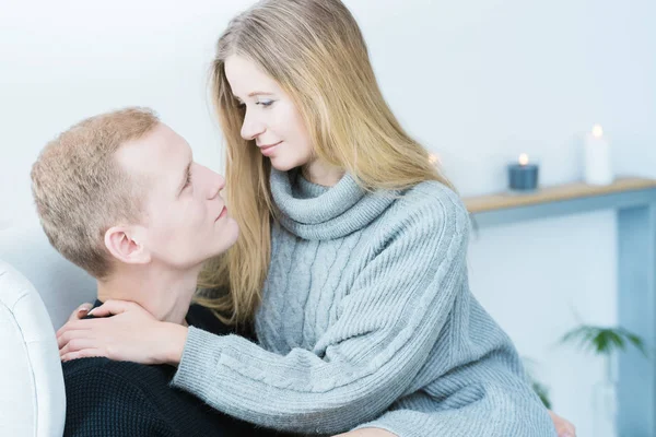 Esposa abrazando a su marido — Foto de Stock