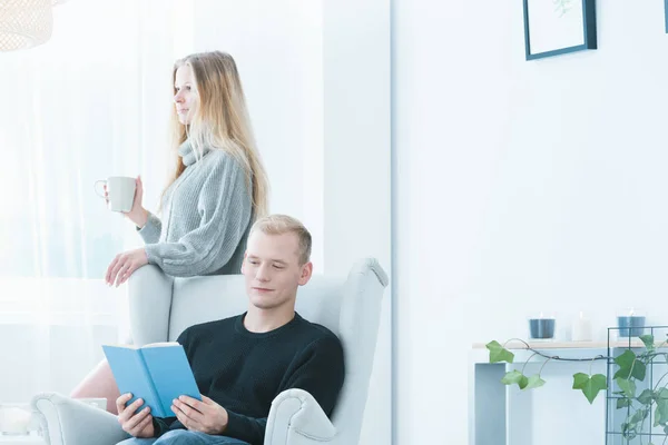 Mujer bebiendo té — Foto de Stock